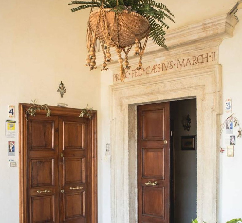 particolare dell'iscrizione architrave interno palazzo cesi montecelio