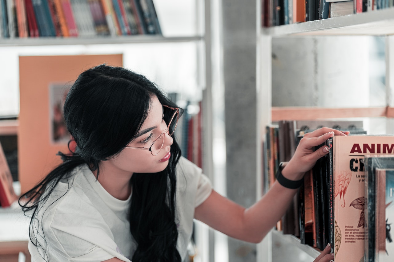 libri biblioteca ragazza