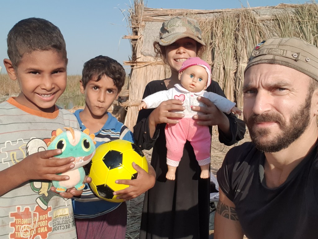 bambini che giocano e luca bianchi in luogo di volontariato