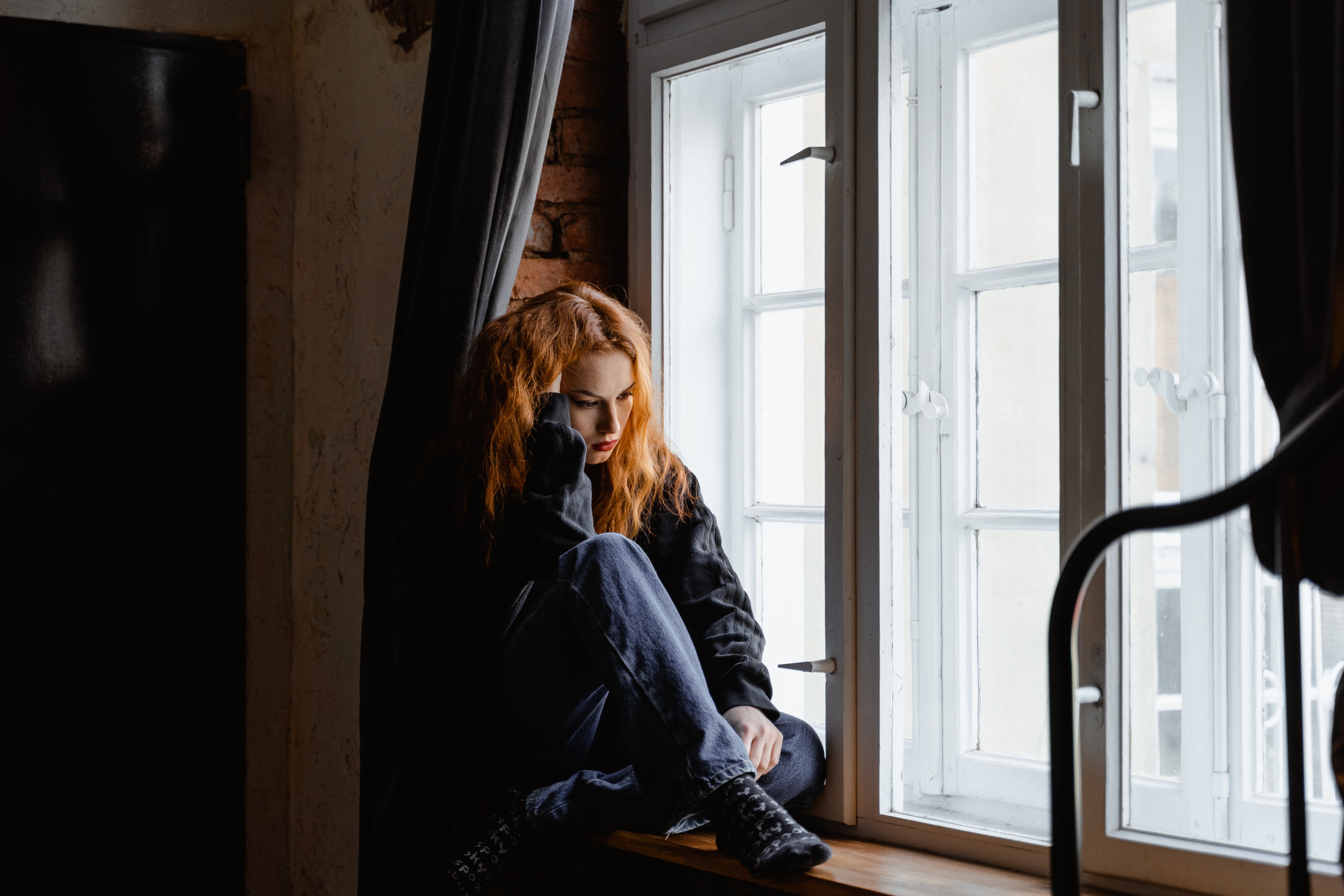 ragazza sola che pensa
