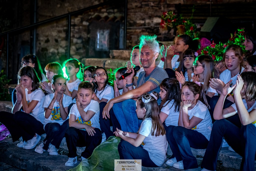 Vincenzo Schettini la fisica che ci piace in mezzo ai bambini del chicco d'oro a mentana ilterritorio.net