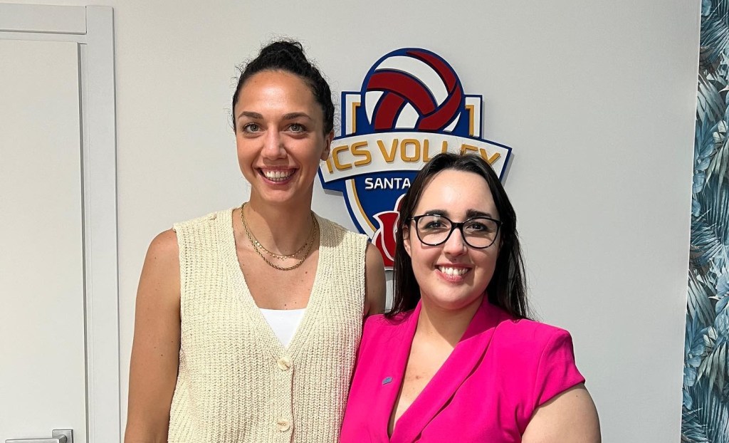 domiziana mazzoni e martina amatucci presidente ics volley santa lucia con dietro il logo di ics volley santa lucia