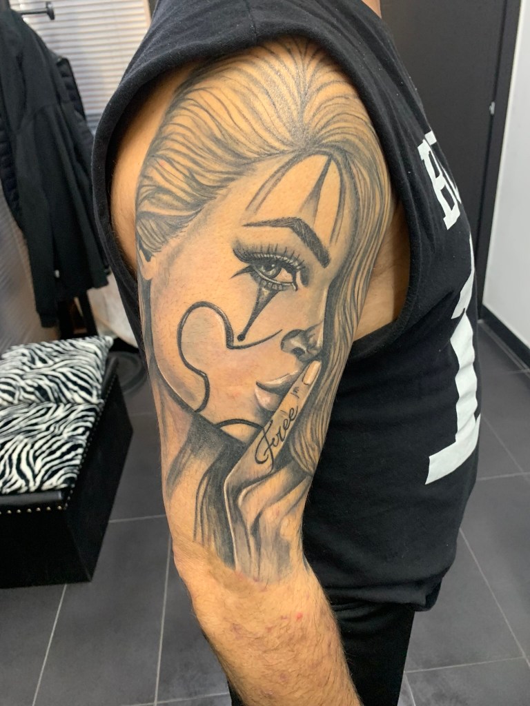 mani d'oro tatuaggi roma