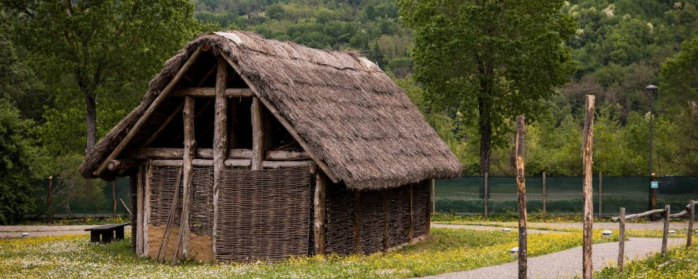 Area archeologica travo parco archeologico di Travo capanna ricostruita