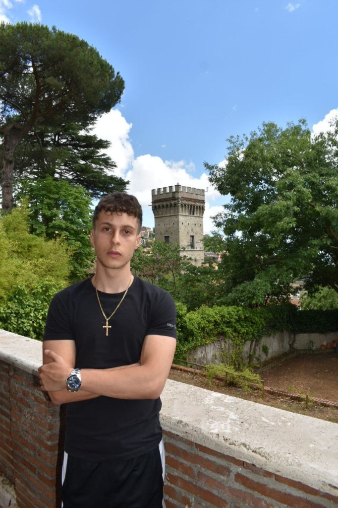 Ettore belli suggerisce la soluzione adatta per dormire a velletri con abitare il tempo. la foto con Ettore in primo piano e torre castello sullo sfondo.