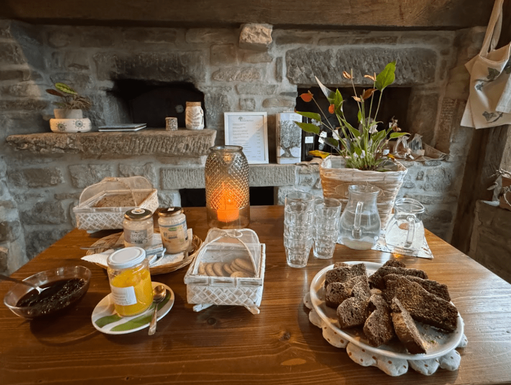 tavolo con pane e prodotti 