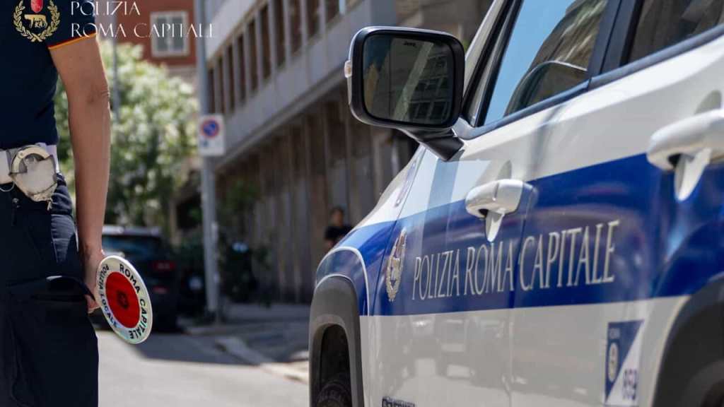 Agenti Polizia Roma Capitale aggrediti da ambulante