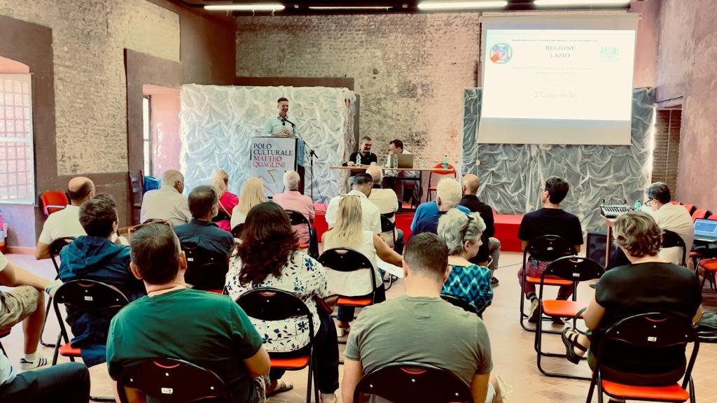 Al Castello Savelli-Torlonia il lancio di un progetto per la Sabina Si è tenuta a Palombara Sabina, nella suggestiva cornice del Castello Savelli-Torlonia, la presentazione ufficiale del progetto “Insieme ad Evo – per il bene comune, la salute, il territorio”, un’iniziativa che unisce agricoltura, turismo e sviluppo locale con al centro l’olio extravergine d’oliva di alta qualità. Il progetto è realizzato con il contributo dell’Arsial – Agenzia Regionale per lo Sviluppo e l’Innovazione dell’Agricoltura del Lazio, e coinvolge un ampio ventaglio di attori del territorio: produttori agricoli, frantoiani, cooperative, consorzi, operatori turistici e istituzioni, provenienti dalla Sabina, dai Monti Prenestini, dall’area tiburtina e dalla Valle dell’Aniene. Olio EVO e turismo: una rete per il futuro dei territori L’incontro ha avuto l’obiettivo di illustrare le finalità del progetto e avviare una rete partecipativa tra gli stakeholder locali per promuovere l’oleoturismo e la valorizzazione congiunta di paesaggio, agricoltura, cultura e benessere. La missione è chiara: fare dell’olio EVO sabino un volano turistico e culturale, generatore di sviluppo sostenibile. Alla base del progetto vi è una forte spinta verso la condivisione dei dati, delle esperienze e delle criticità del settore. A tutti i partecipanti è stata infatti consegnata una scheda informativa utile alla raccolta di dati sulle produzioni olivicole e le attività promozionali in essere, con l’obiettivo di elaborare uno studio di mercato partecipato, capace di restituire un quadro realistico delle potenzialità del comparto e aprire nuovi sbocchi sui mercati nazionali e internazionali. I protagonisti del progetto “Insieme ad Evo” Il progetto è stato ideato dal Dott. Livio Terilli, docente universitario di marketing, presidente della DMO di Tivoli e della Valle dell’Aniene, nonché titolare dell’Azienda Agricola e Agriturismo “Il Torrino dei Gelsi”. A coordinare il team è stato il Perito Agrario Roberto Bellardini, esperto in progettazione agricola con finalità sociali, affiancato da una squadra multidisciplinare di professionisti. A sostenere l’evento è stato in prima linea il Comune di Palombara Sabina, rappresentato dal Sindaco On. Alessandro Palombi, dal Vice Sindaco Guido Trugli e dal Presidente del Polo Culturale Comunale Egidio Decimo. Le prossime tappe fino a dicembre 2025 Il progetto “Insieme ad Evo” proseguirà nei prossimi mesi con una serie di appuntamenti e incontri pubblici: Un incontro operativo per costruire un percorso condiviso tra i produttori e i ristoratori del territorio. Un seminario tecnico dedicato alle innovazioni di processo e prodotto nelle aziende olivicole. Un workshop sulle caratteristiche organolettiche dell’olio EVO, pensato per migliorare la consapevolezza e la qualità della produzione. La presentazione dello studio di mercato, realizzato sulla base delle schede informative raccolte. L’intervento di Livio Terilli Durante l’incontro, il Dott. Livio Terilli ha evidenziato l’importanza strategica dell’iniziativa: “Rafforzare il legame tra agricoltura, turismo e cultura, generando opportunità di sviluppo sostenibile per i territori coinvolti, è la sfida che ci attende se vogliamo che il comparto agricolo, e più in generale le aree interne, siano competitive in termini economici e sociali, scongiurando lo spettro dello spopolamento e dello sradicamento”.