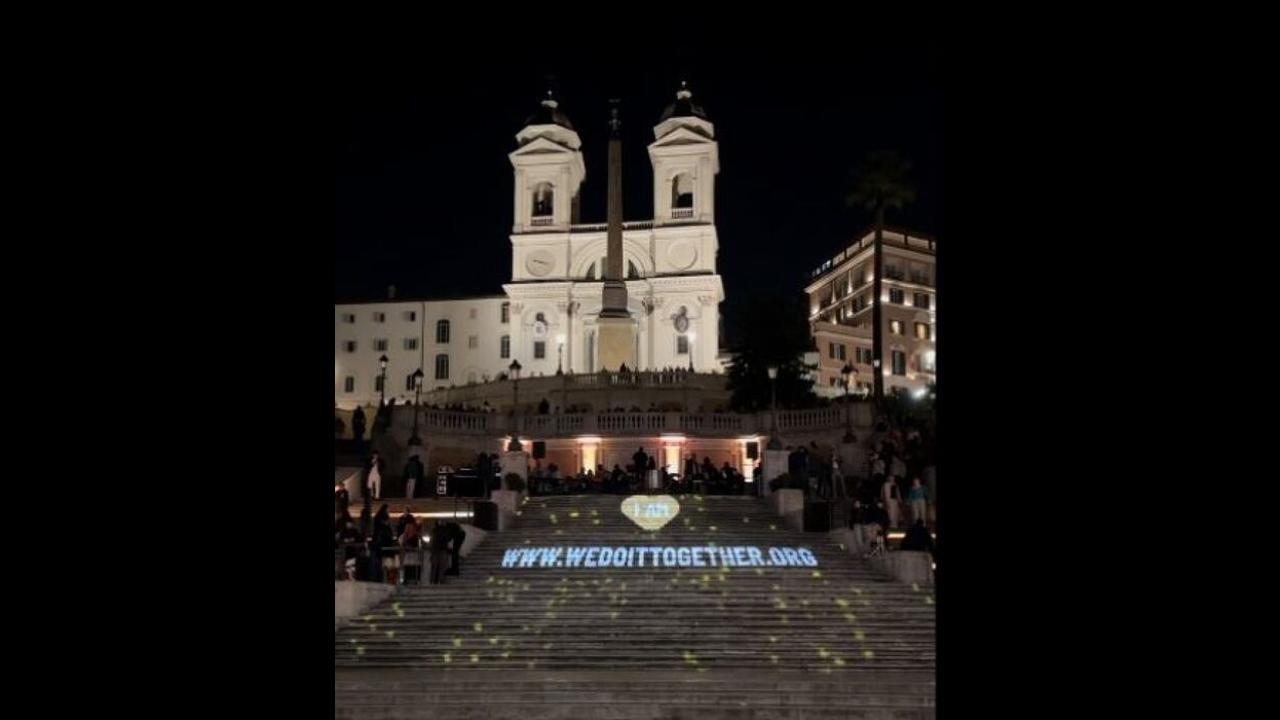 Roma: Trinità dei Monti illuminata da 50 volti di donne per l’empowerment femminile