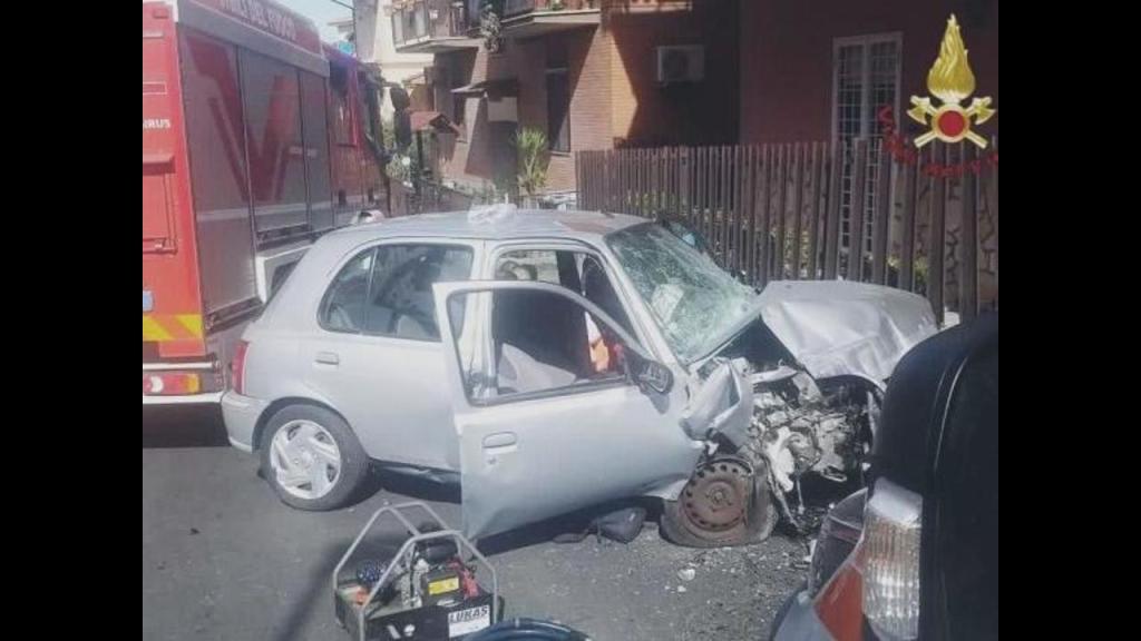 Fonte Nuova: auto contro un muro, muore uomo di 83 anni