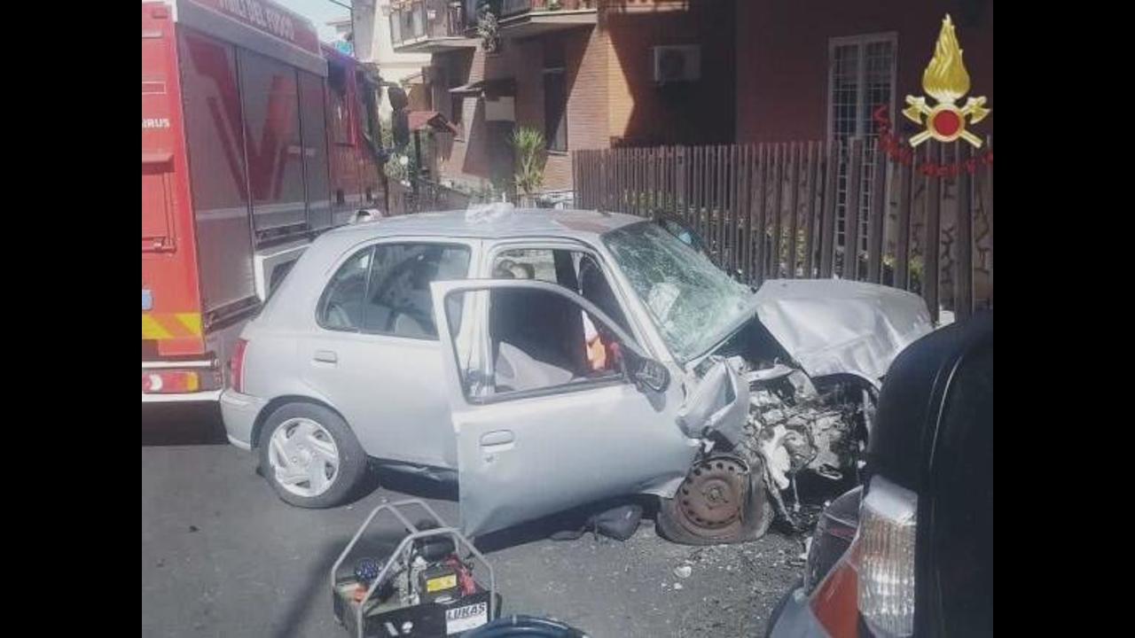 Fonte Nuova: auto contro un muro, muore uomo di 83 anni