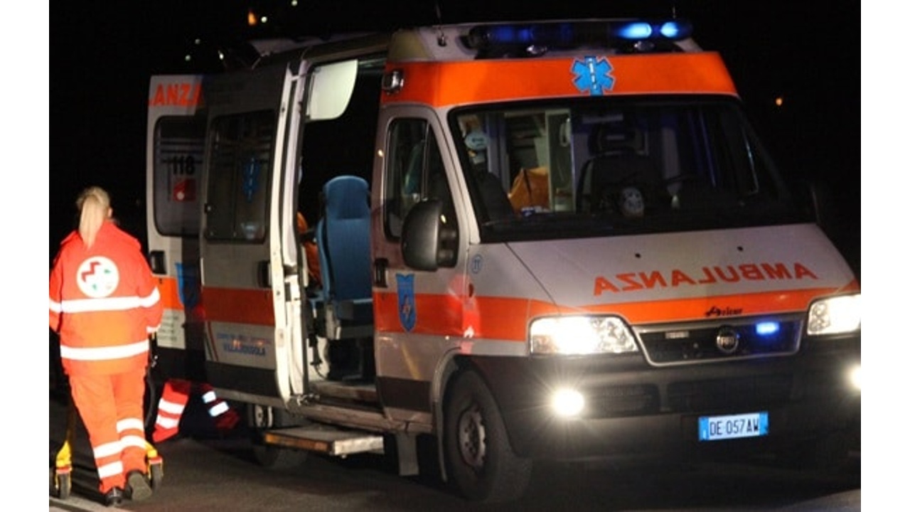 Ardea, operatori 118 aggrediti da un paziente: cinque feriti