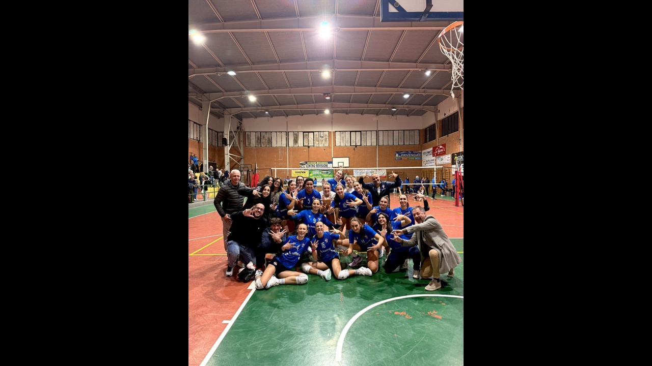 Ciao. Puoi ridimensionare questa immagine a 1280x720 pixel, anche forzando le proporzioni originali se necessario, ma mantieni tutta la leggibilità del contenuto? Se per adattarla servono bande laterali o superiori/inferiori, aggiungile pure, ma senza alterare o coprire le parti importanti. Sarebbe preferibile usare bande nere. L’immagine verrà usata in un articolo su un sito di notizie, quindi deve essere nitida e facilmente leggibile anche su desktop. Non deformarla e cerca di alterarla il meno possibile.