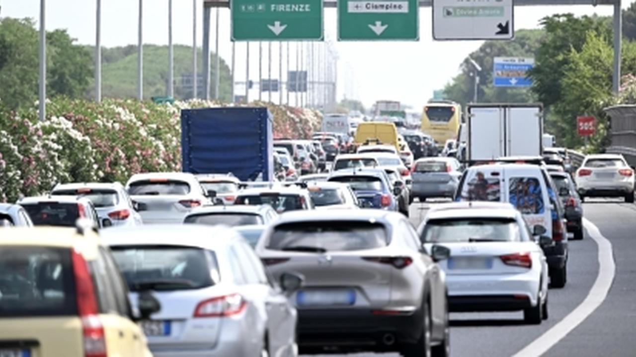 Donna accoltellata sul Gra, è caccia al compagno