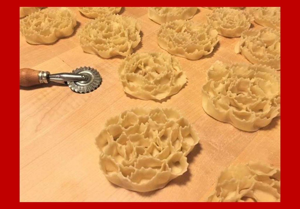 A 102 anni impasta dolci natalizi: la storia di nonna Maria