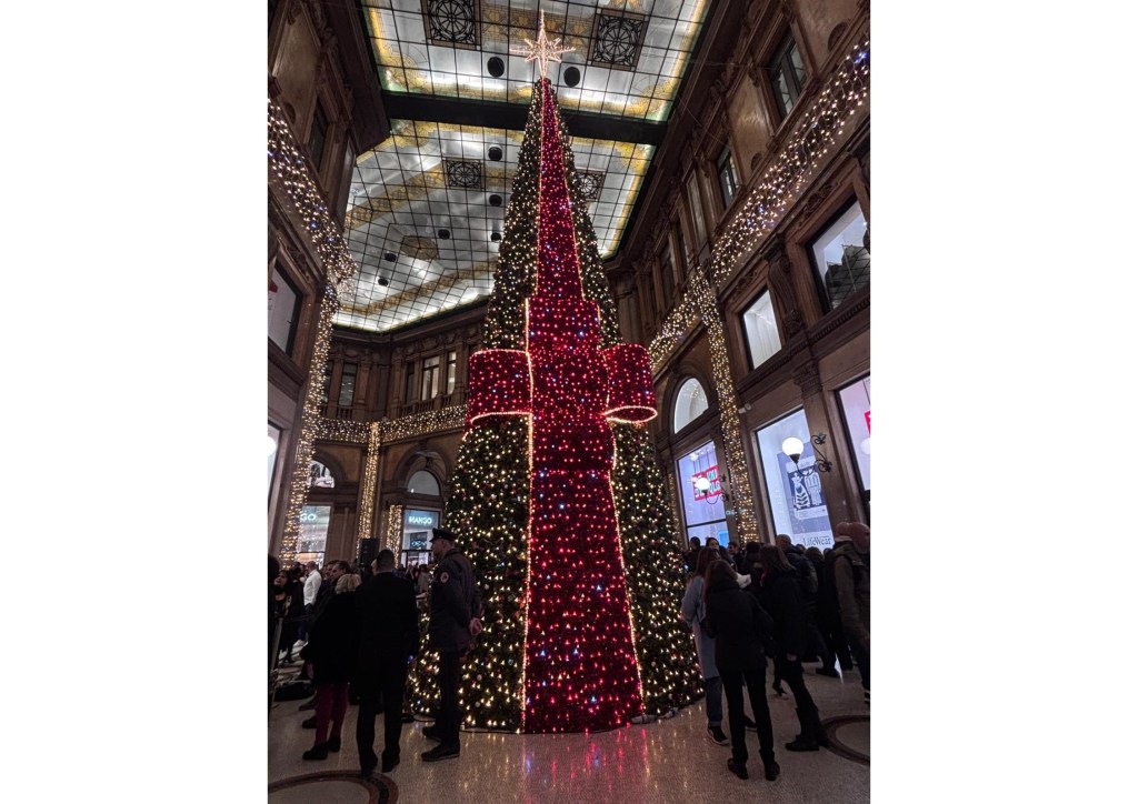 Albero di Natale alla Galleria Sordi: emozioni, musica e solidarietà