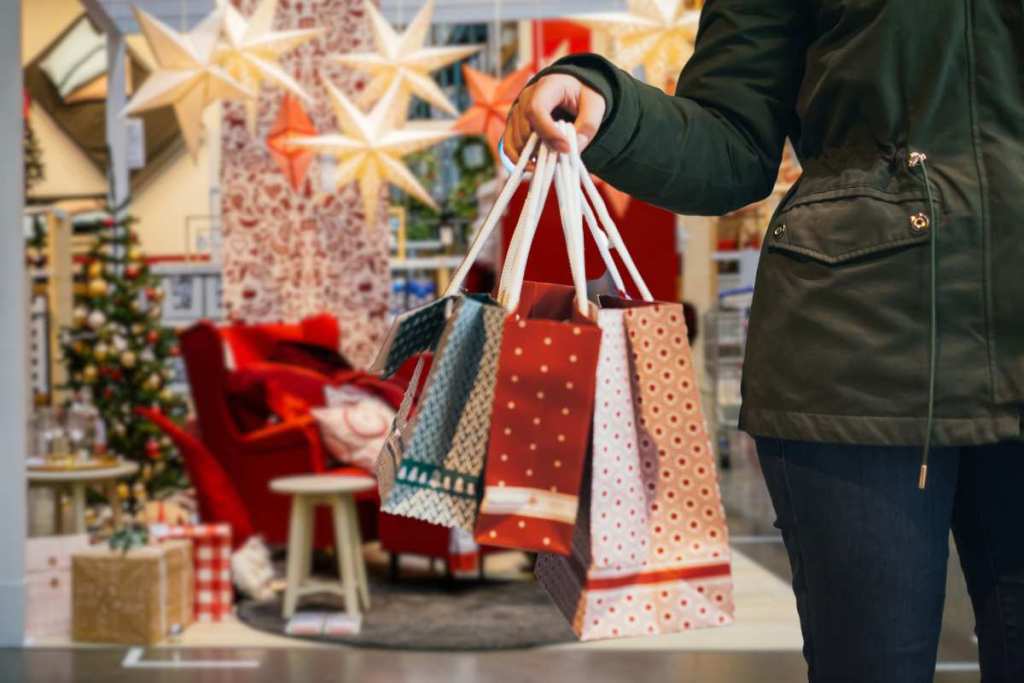 Natale: 20 milioni di italiani a caccia di regali nei negozi