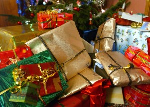 Natale 2025: metà degli italiani ricicla i regali, risparmio record