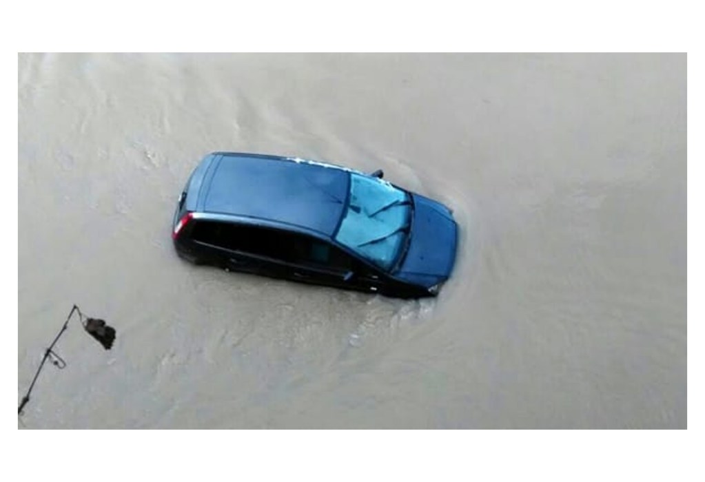 Maltempo a Roma, auto sommersa sulla banchina del Tevere