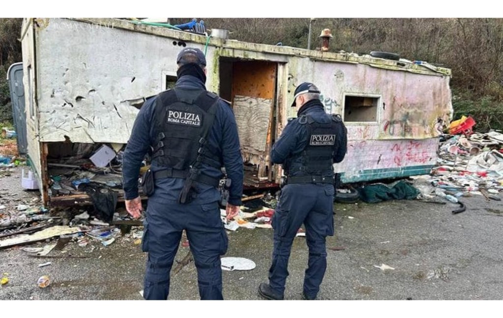 Campo rom via Candoni, avviate demolizioni delle strutture