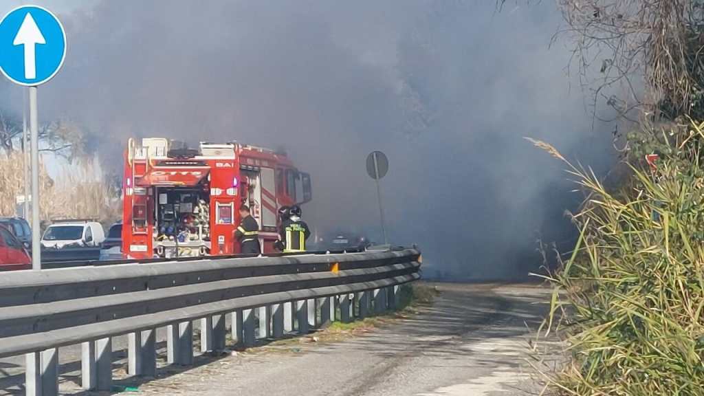 Salaria, auto in fiamme a Settebagni: traffico bloccato