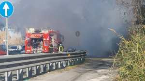 Salaria, auto in fiamme a Settebagni: traffico bloccato