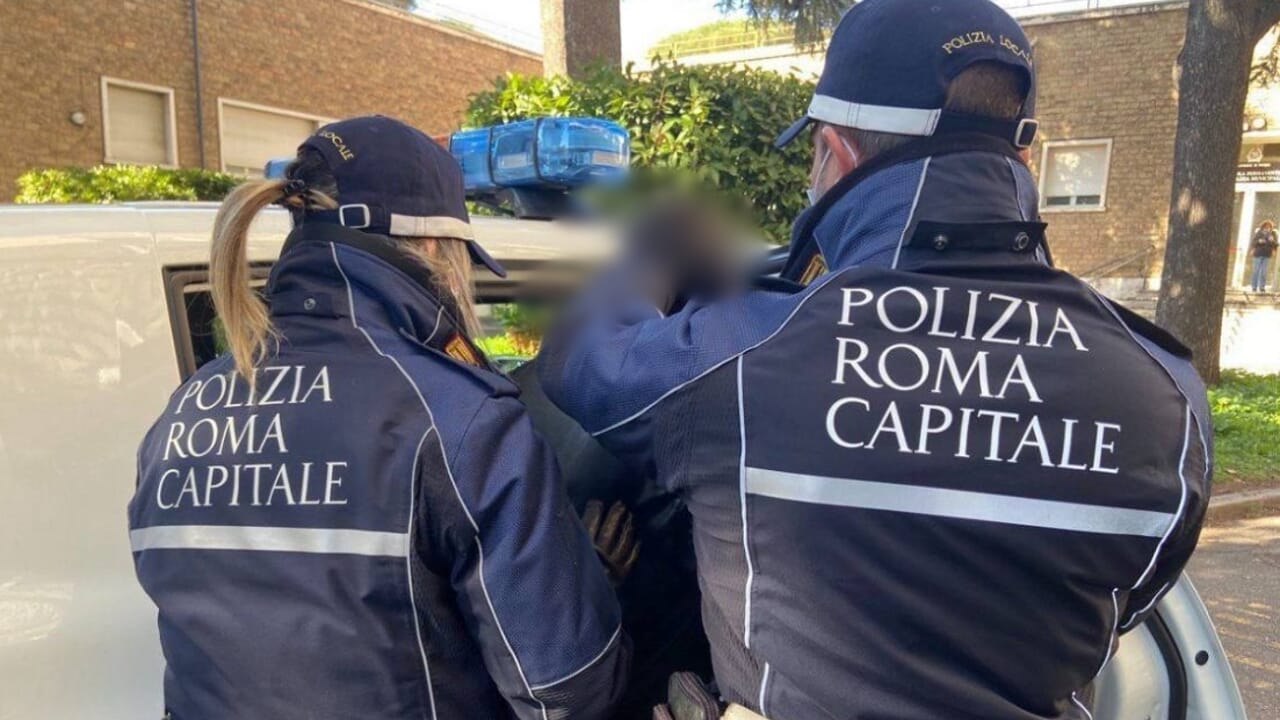 Esquilino, aggredisce agenti della Polizia Locale: arrestato