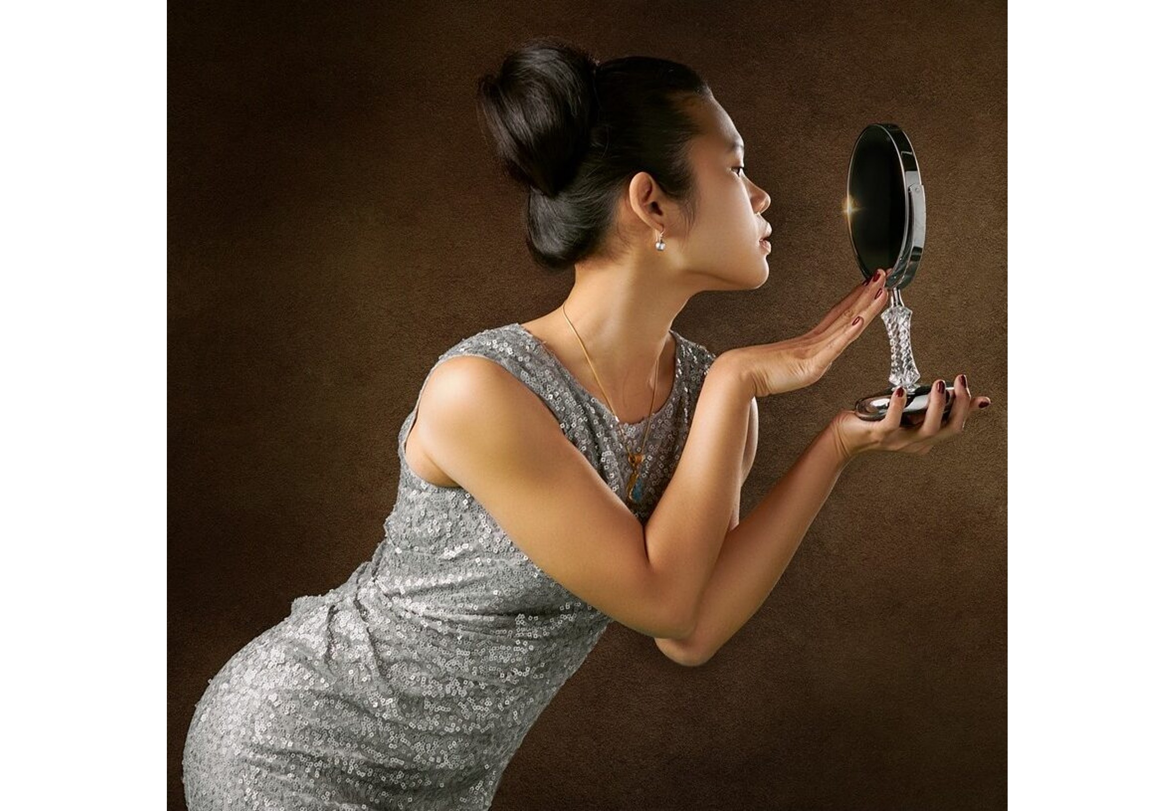 Essere belli aiuta? Tra superficie ed essenziale nella società dell’immagine