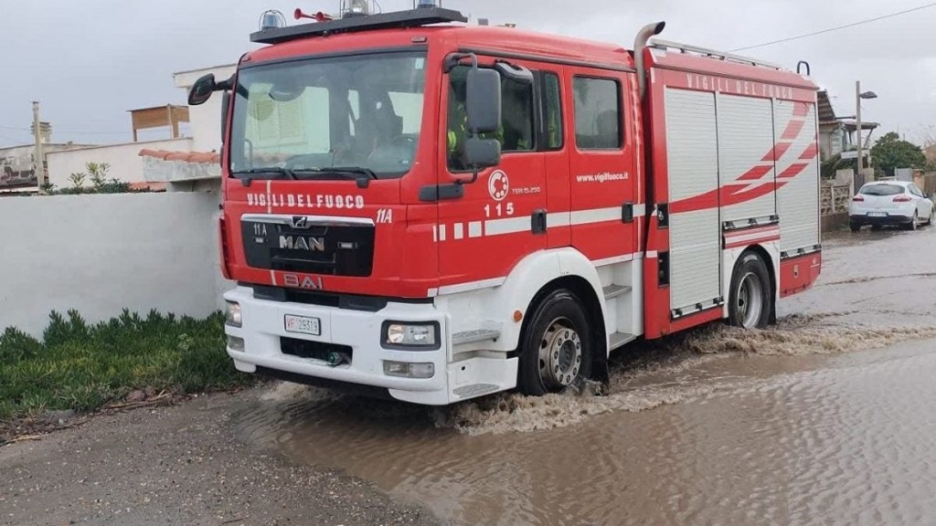 Frana a Fonte Nuova, vigili del fuoco al lavoro