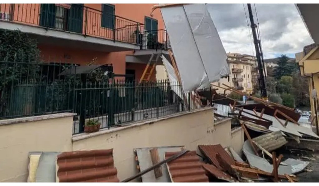 Maltempo, tetto scoperchiato a Fiano Romano