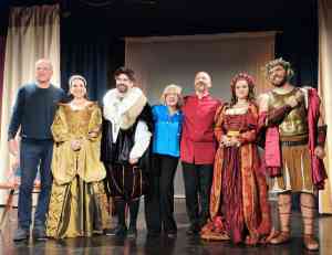 Quattro amici a casa di Enza conquista la Sala Molloy