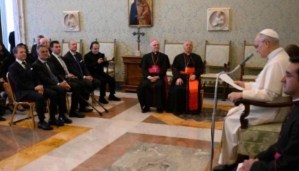 Presentata in Vaticano la Fondazione Ausilia tra missione e sviluppo Si è svolto presso il Collegio Teutonico, in Città del Vaticano, l’incontro promosso dalla Fondazione Ausilia dal titolo “La Fondazione Ausilia tra missione e sviluppo. Identità, attività e prospettive”. L’iniziativa è stata dedicata al percorso dell’ente e alle sue direttrici di crescita, con l’obiettivo di approfondire il ruolo della Fondazione nei diversi ambiti di intervento. Ad aprire i lavori è stato il Presidente della Fondazione, S.E.R. Cardinal Giuseppe Versaldi, che ha richiamato il valore di un impegno capace di mantenere coerenza con i propri principi, traducendo tali valori in azioni concrete nei contesti più fragili. Le attività della Fondazione tra educazione, sport e interventi umanitari Nel corso dell’incontro è stato presentato un quadro articolato delle attività della Fondazione Ausilia, che si sviluppano in ambiti differenti. Tra questi figurano l’educazione, lo sport, le collaborazioni strategiche e gli interventi umanitari, con una crescente attenzione alla dimensione internazionale. È emersa inoltre la volontà di promuovere modelli di intervento strutturati e sostenibili, capaci di generare un impatto reale e duraturo. In questo contesto, la Fondazione intende configurarsi come uno spazio di convergenza tra competenze diverse, orientato a costruire risposte concrete nei contesti in cui le soluzioni tradizionali risultano insufficienti. Gli interventi dei relatori e la visione condivisa della Fondazione All’incontro sono intervenuti diversi rappresentanti del mondo istituzionale e professionale, tra cui Paolo Ceruzzi, Mariangela Distilo, Benedetta Geronzi, Oscar Pasquali, Mons. Vincenzo Zani, Bruno Frea, Evelina Christillin e Arturo James Mattia. Le testimonianze hanno evidenziato prospettive differenti, ma una direzione comune orientata a rafforzare il ruolo della Fondazione Ausilia come strumento di cambiamento nei contesti in cui è più necessario, mantenendo al centro una visione che unisce valori, sviluppo e impatto. L’udienza privata con Papa Leone XIV A conclusione dell’iniziativa, la delegazione della Fondazione Ausilia è stata ricevuta in udienza privata da Papa Leone XIV, in un momento che ha assunto un valore istituzionale e simbolico per l’ente e per i partecipanti all’incontro. L’incontro ha rappresentato l’occasione per consolidare il percorso della Fondazione e per confermare l’impegno verso iniziative capaci di coniugare identità, sviluppo e responsabilità sociale.