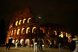 Earth Hour 2026: Roma spegne Colosseo e Fontana di Trevi