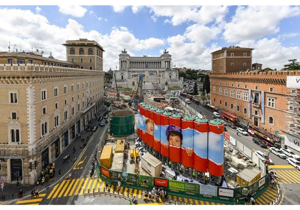 Metro C, nuovo murales nel cantiere di piazza Venezia