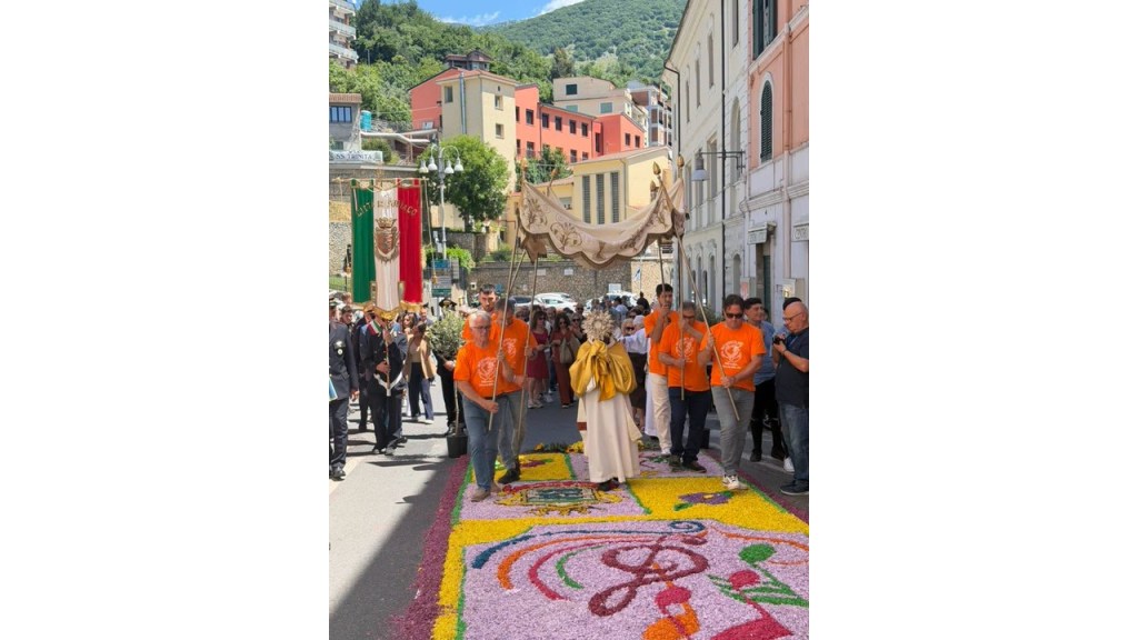Subiaco: l’Infiorata del Corpus Domini unisce la città tra fede, tradizione e partecipazione