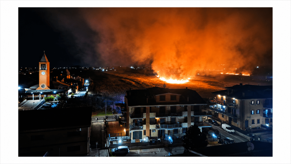 Setteville di Guidonia: vasto incendio vicino alla chiesa