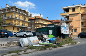Fonte Nuova, rifiuti ed erba alta nell’ex area del mercato di via IV Novembre