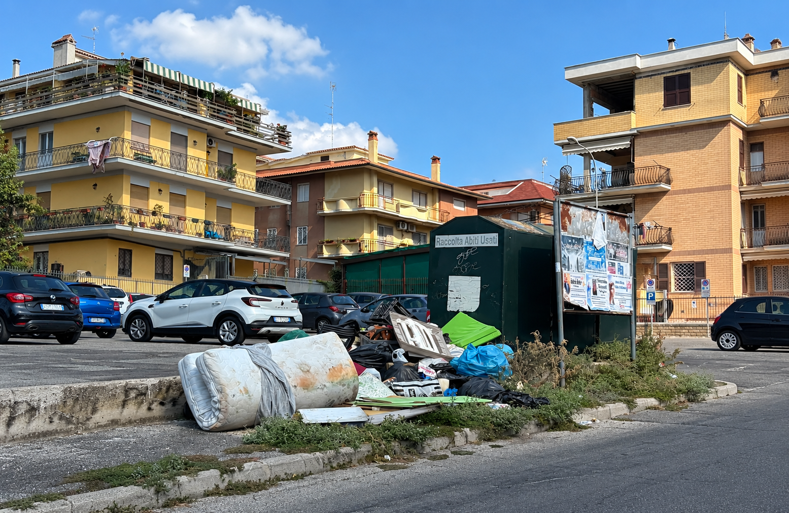 Fonte Nuova, rifiuti ed erba alta nell’ex area del mercato di via IV Novembre