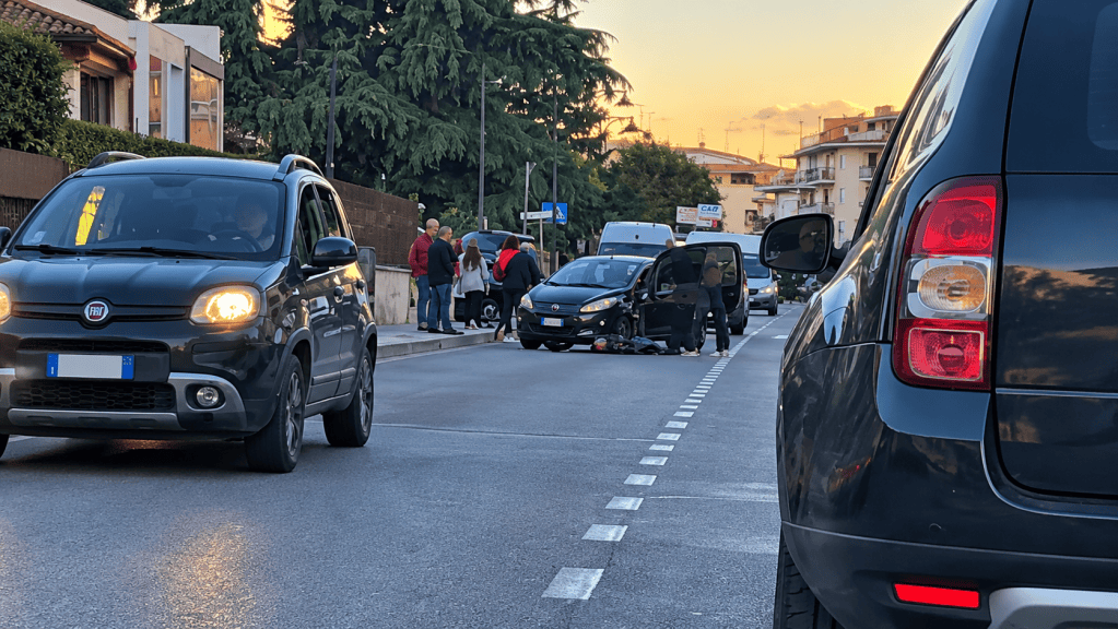 Incidente a Santa Lucia di Fonte Nuova: scontro tra auto e moto all’altezza della chiesa