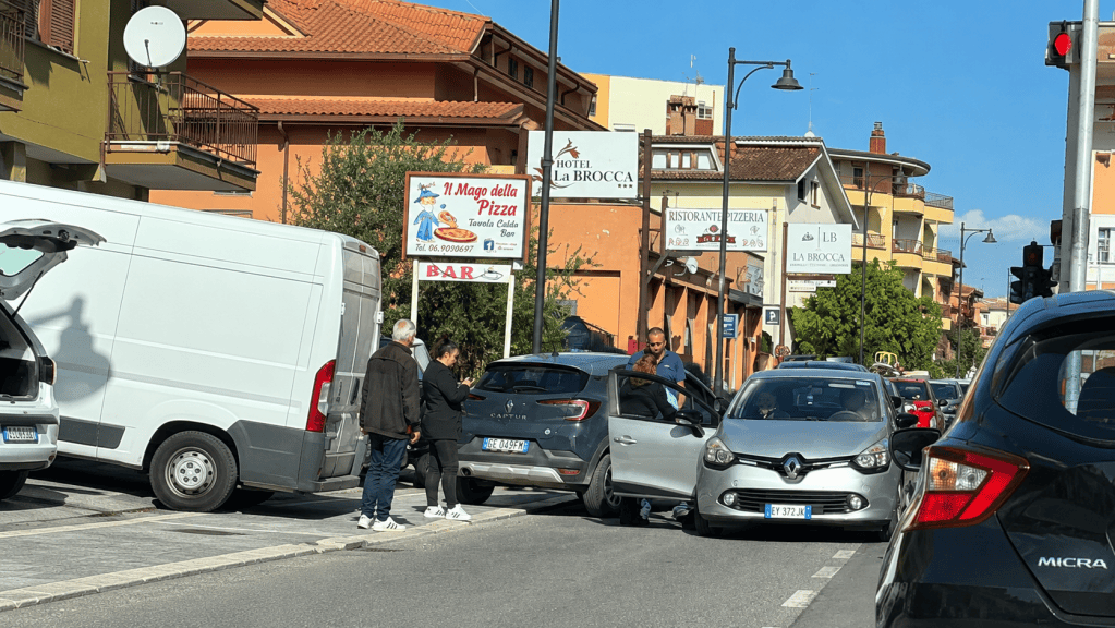 Fonte Nuova, lite tra automobilisti in via Palombarese: sul posto ambulanza e Polizia Locale