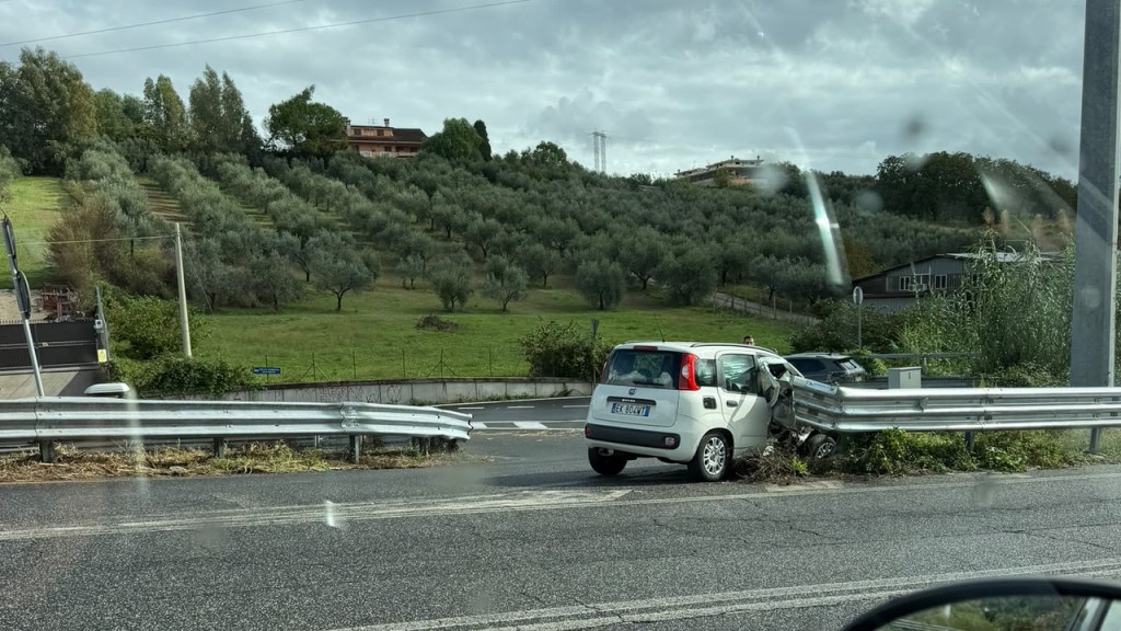 Fonte Nuova, incidente sulla Nomentana Bis: auto finisce contro il guardrail