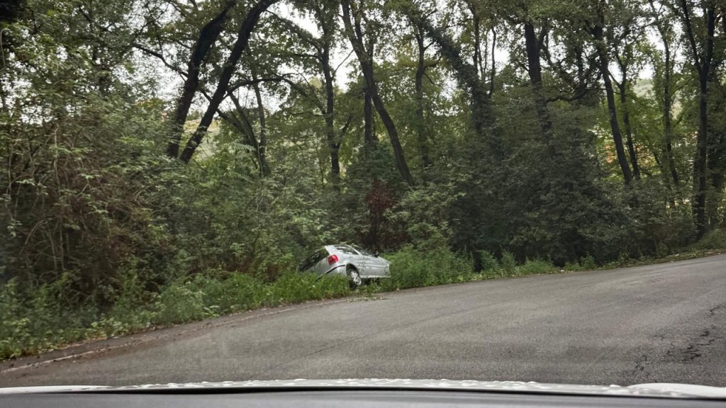 Fonte Nuova, auto finisce fuori strada a Santa Lucia: incidente in via Santa Lucia